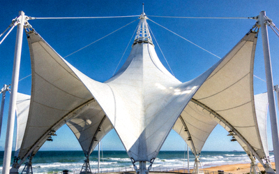 海湾球场外观 - 白色帐篷造型，位于海滨，极具特色