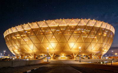 卢赛尔体育场夜景 - 金色碗状外观，灯光璀璨，可容纳8万名观众