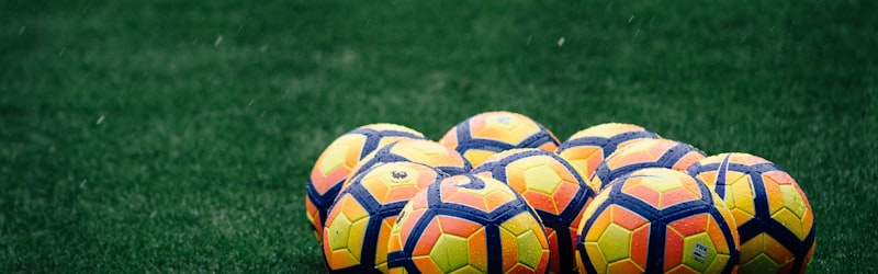 974体育场 - 由集装箱和模块化钢材建造，色彩鲜艳，临海而建