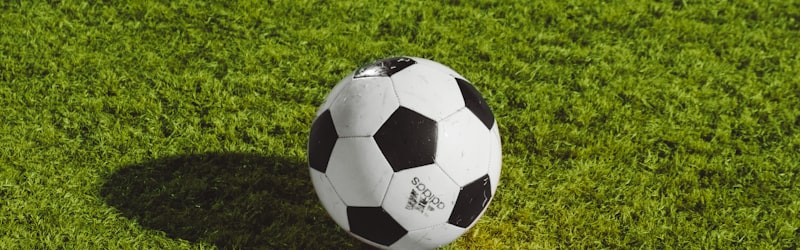 教育城体育场 - 钻石般的外观在阳光下闪耀，周围是大学校园